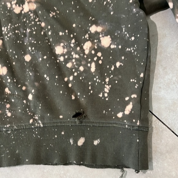 H&M Distressed Bleach Stained Olive Green Sweater Size Large - Picture 2 of 5